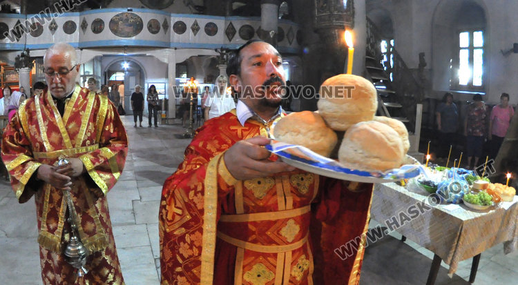 Осветиха първото грозде в Хасковските църкви на Преображениe