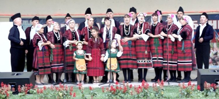 Руски песни и танци  и български фолклор на сцената на Минерални бани