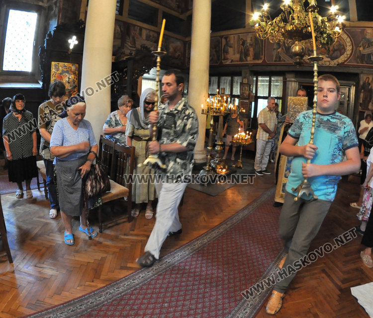 Осветиха първото грозде в Хасковските църкви на Преображениe