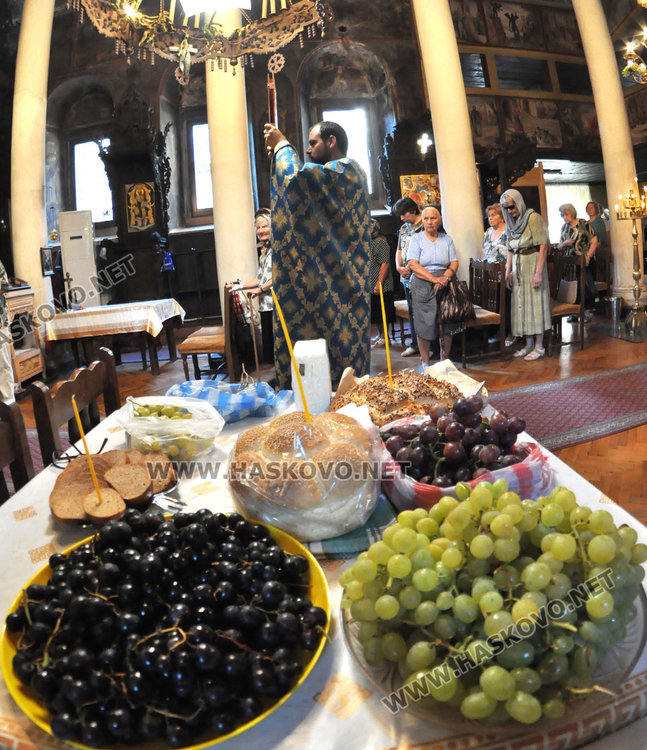 Осветиха първото грозде в Хасковските църкви на Преображениe