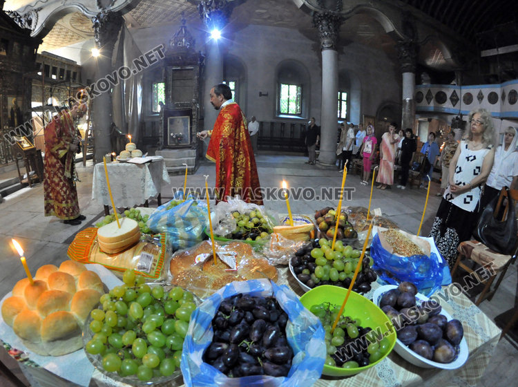 Осветиха първото грозде в Хасковските църкви на Преображениe