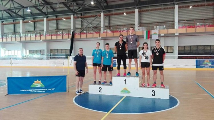 Бадминтонистите на "Атлет" се окичиха с медали в Камчия