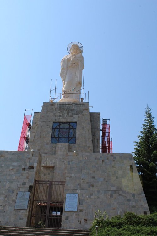 Ремонтираха Богородица, продължават с  постамента