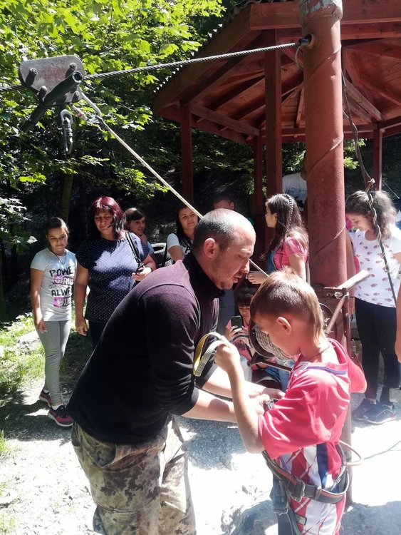 Екскурзията донесе на малчуганите и много емоции-спускаха се по тролея на Тарзан 