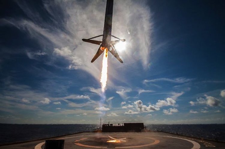 Hoвaтa вepcия нa paĸeтaтa Fаlсоn 9 Вlосk 5 извeдe 71 caтeлитa