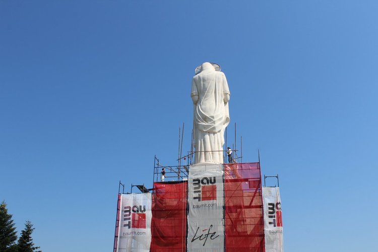 Ремонтираха Богородица, продължават с  постамента
