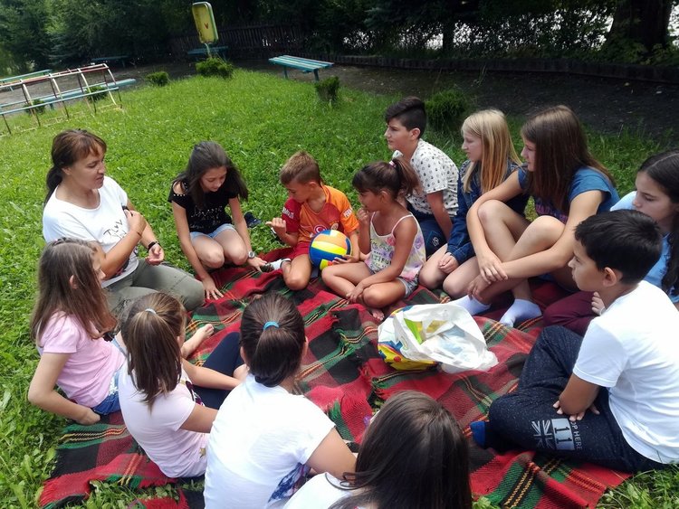 Лятото за децата в Елховец е пъстро и цветно със заниманията в читалището на селото