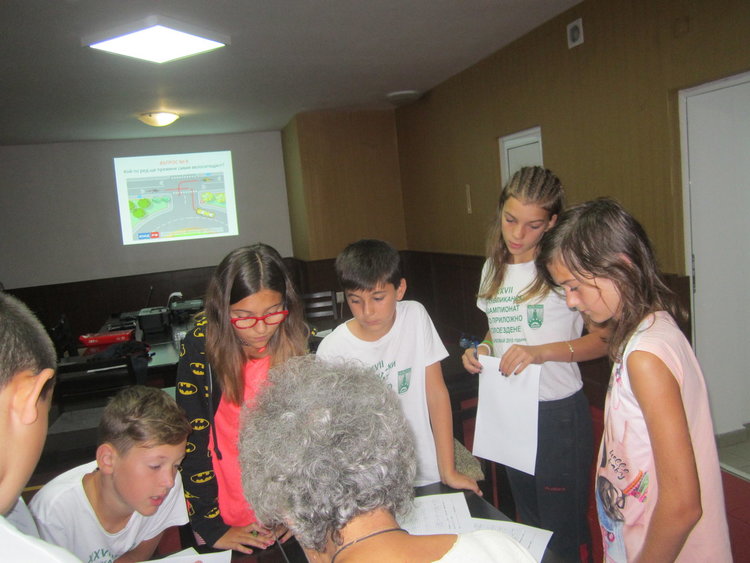 Миро и Яна с фланелки със знака на община Първомай