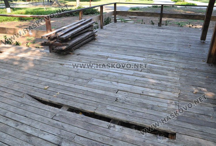 Градската градина тъне в боклуци, беседката е опасна