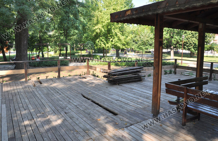 Градската градина тъне в боклуци, беседката е опасна