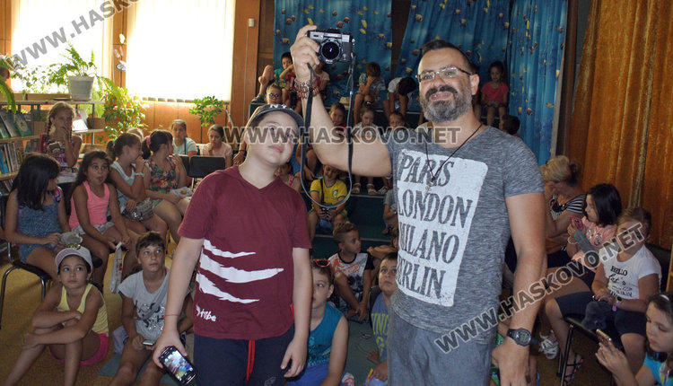 Учиха деца на фотография в библиотеката