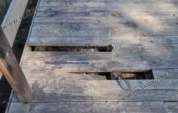 Градската градина тъне в боклуци, беседката е опасна