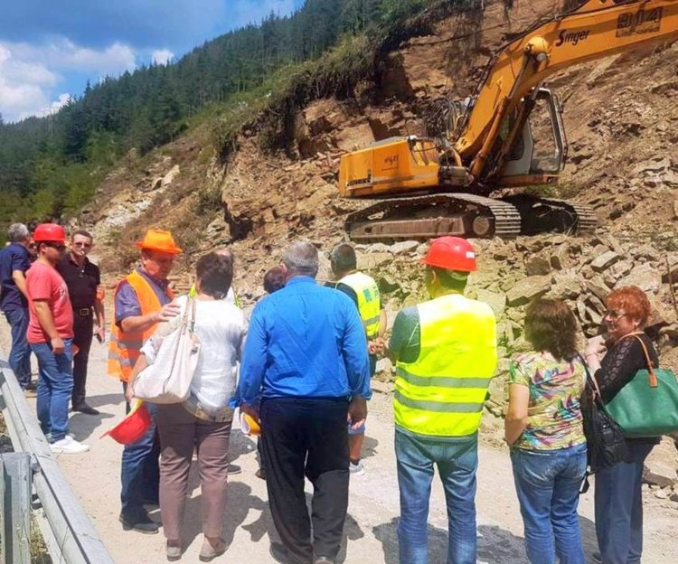  Шефът на АПИ след оглед на свлачището край Тикале: Едната лента ще се отвори за 15 септември