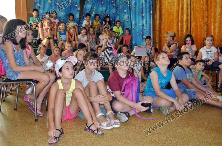 Учиха деца на фотография в библиотеката