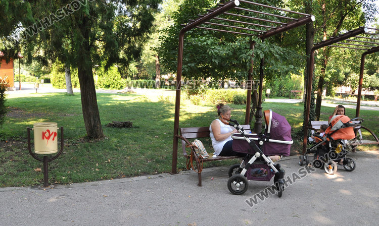 Градската градина тъне в боклуци, беседката е опасна