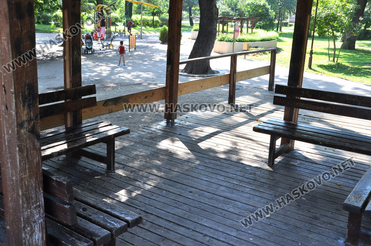 Градската градина тъне в боклуци, беседката е опасна