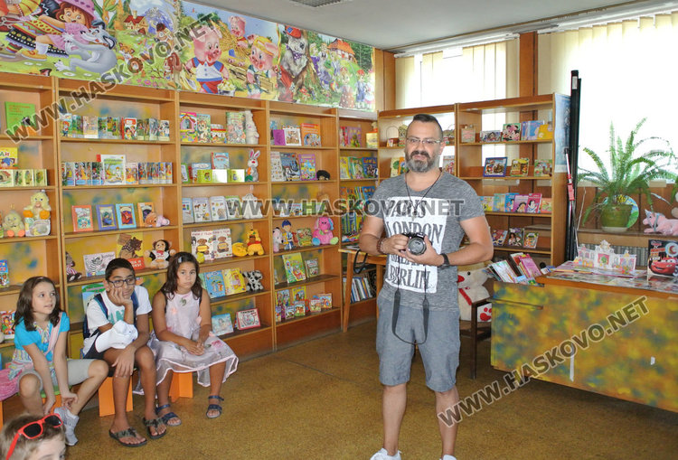 Учиха деца на фотография в библиотеката