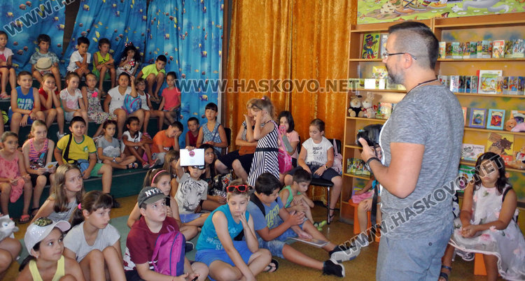 Учиха деца на фотография в библиотеката