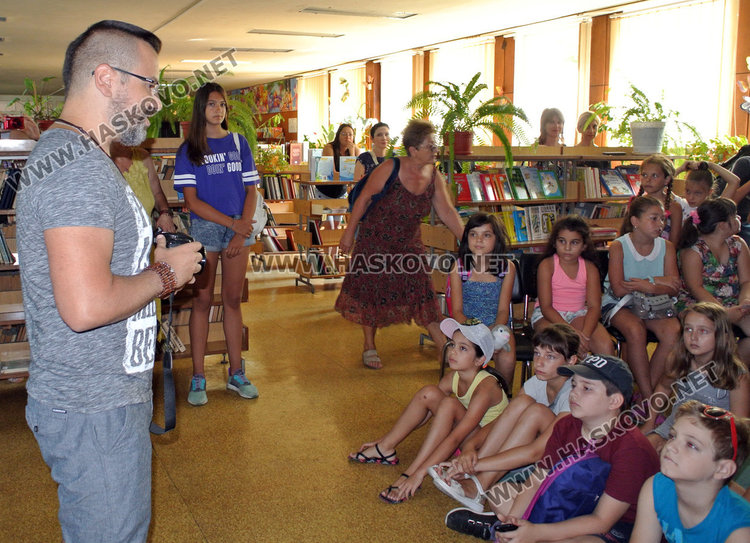 Учиха деца на фотография в библиотеката