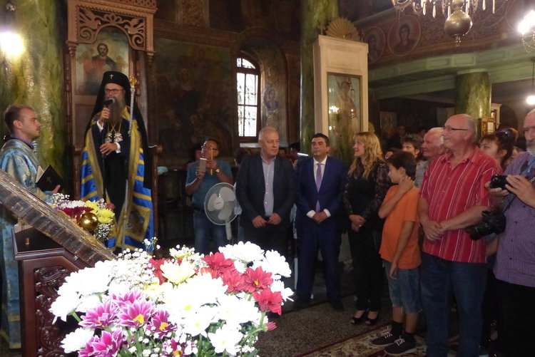 За 35 години свята служба, дядо Николай награди свещеника на Момчиловци 