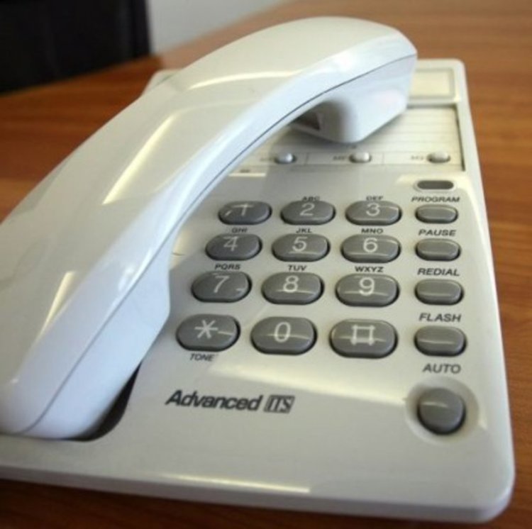 Старец хвърли 7000 лева през прозореца на ало измамници