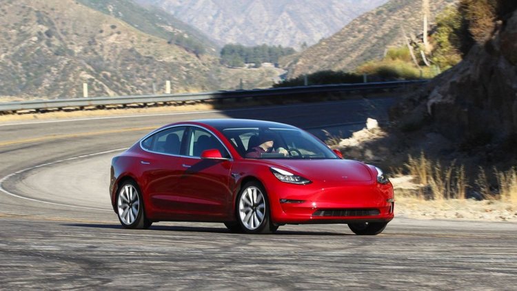 Властите разследват изказването на Мъск, че иска да направи Tesla частна