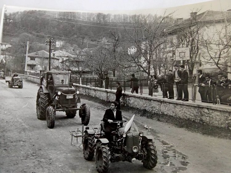 Манифестация с трактори, рядка снимка на събитие от преди повече от половин век