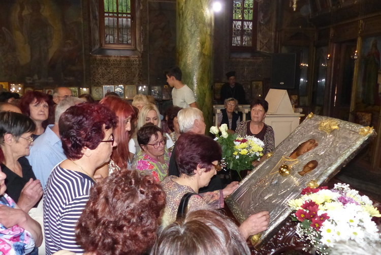 За 35 години свята служба, дядо Николай награди свещеника на Момчиловци 