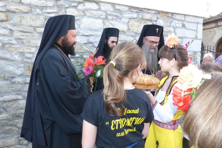 За 35 години свята служба, дядо Николай награди свещеника на Момчиловци 