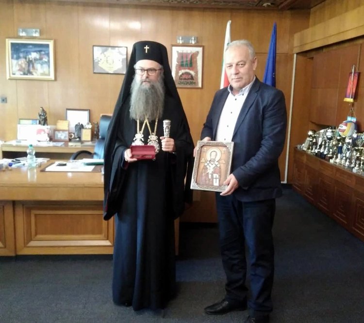 Ключ с герба на Община Смолян дариха на Пловдивския митрополит Николай