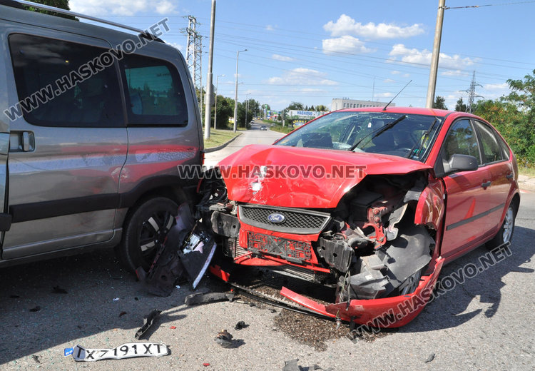 Форд от Добрич се заби в хасковско Пежо на пътния възел в Орфей