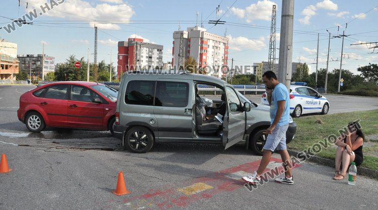 Форд от Добрич се заби в хасковско Пежо на пътния възел в Орфей