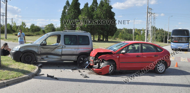 Форд от Добрич се заби в хасковско Пежо на пътния възел в Орфей