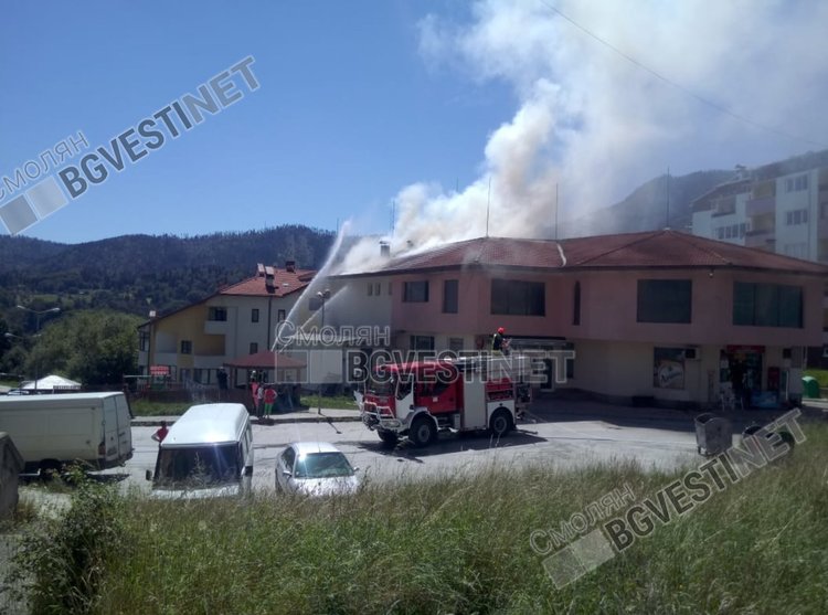 В близост до пожара има и много жилищни блокове, два екипа продължават гасенето на огъня
