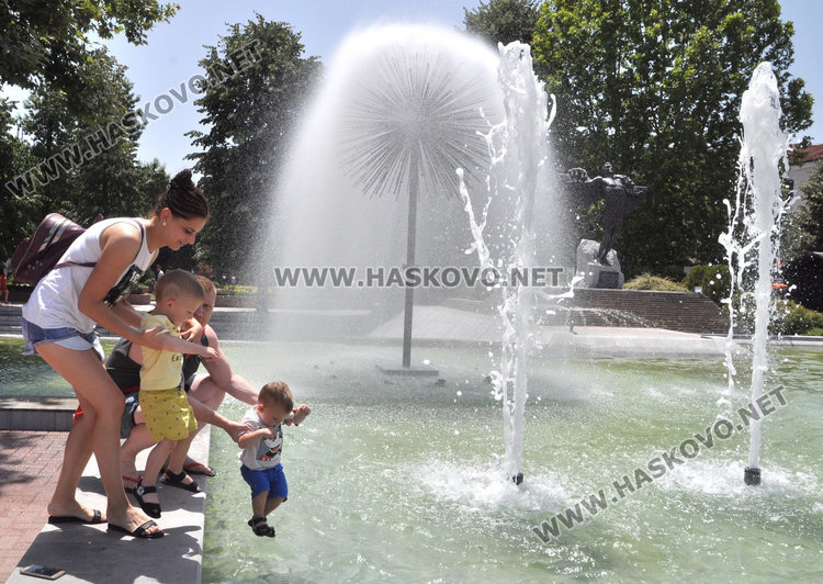 Слънчево и горещо време в Хасково, живакът стига 31 градуса