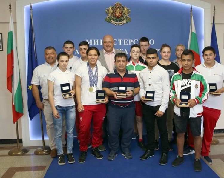 Почетни плакети от ММС за медалистите от еврошампионата по щанги в Милано