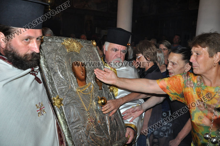 Епископ Арсений донесе чудотворната икона на Св.Богородица “Златната ябълка“ в Хасково 