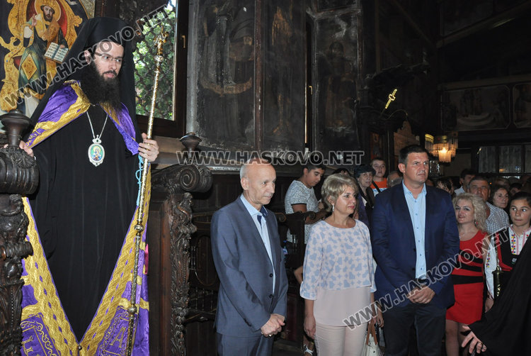 Епископ Арсений донесе чудотворната икона на Св.Богородица “Златната ябълка“ в Хасково 