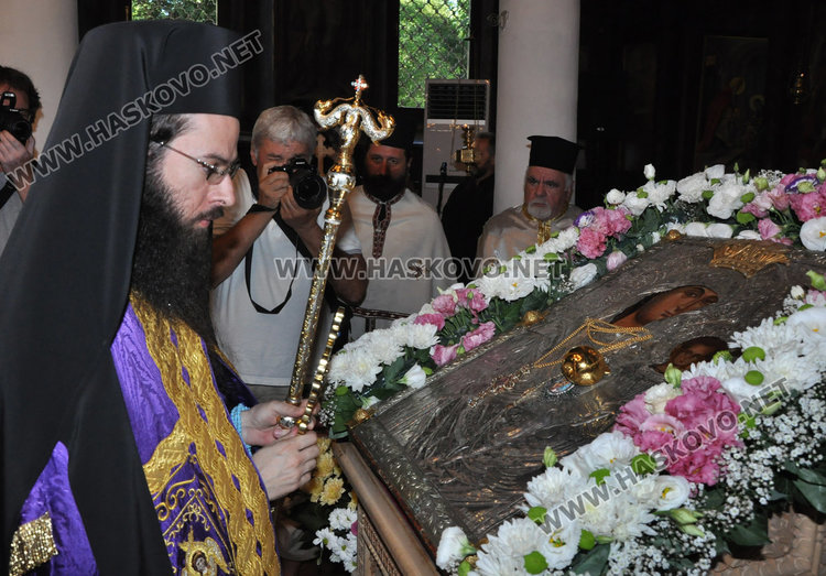 Епископ Арсений донесе чудотворната икона на Св.Богородица “Златната ябълка“ в Хасково 
