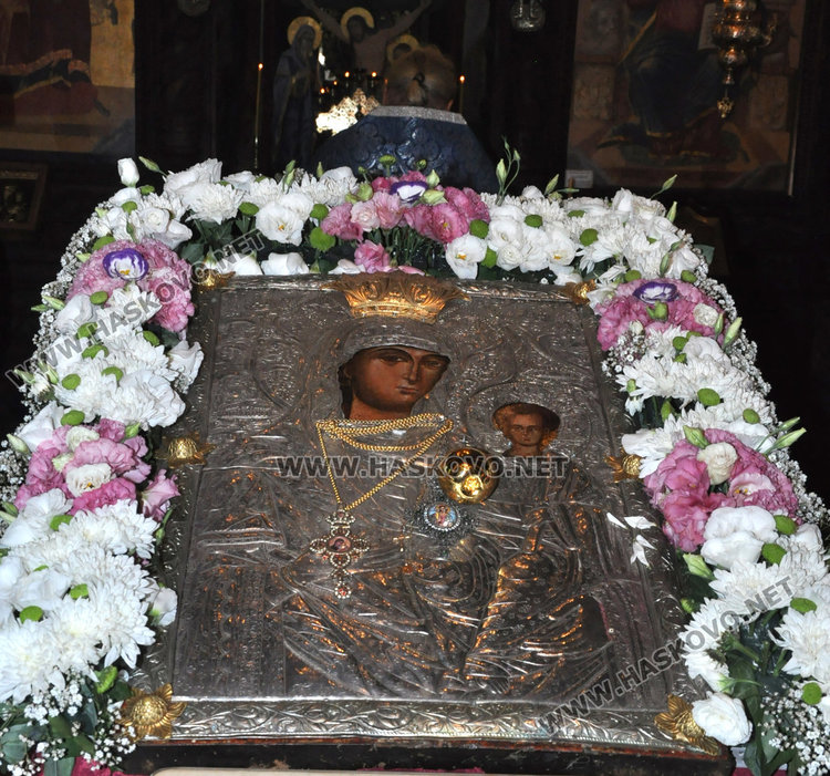 Епископ Арсений донесе чудотворната икона на Св.Богородица “Златната ябълка“ в Хасково 