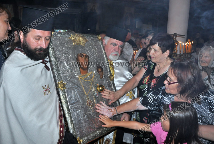 Епископ Арсений донесе чудотворната икона на Св.Богородица “Златната ябълка“ в Хасково 