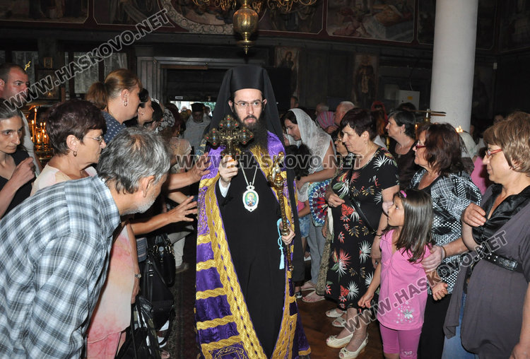 Епископ Арсений донесе чудотворната икона на Св.Богородица “Златната ябълка“ в Хасково 
