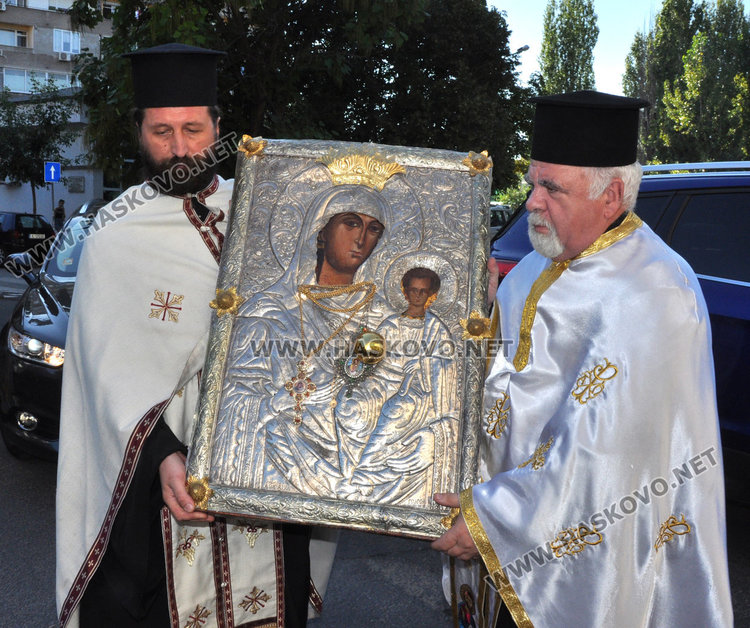 Епископ Арсений донесе чудотворната икона на Св.Богородица “Златната ябълка“ в Хасково 