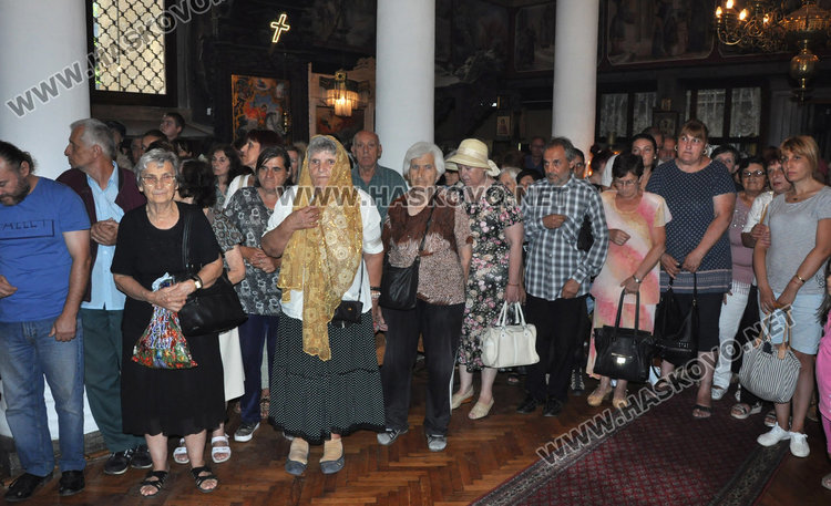 Епископ Арсений донесе чудотворната икона на Св.Богородица “Златната ябълка“ в Хасково 