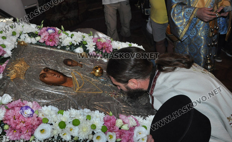 Епископ Арсений донесе чудотворната икона на Св.Богородица “Златната ябълка“ в Хасково 