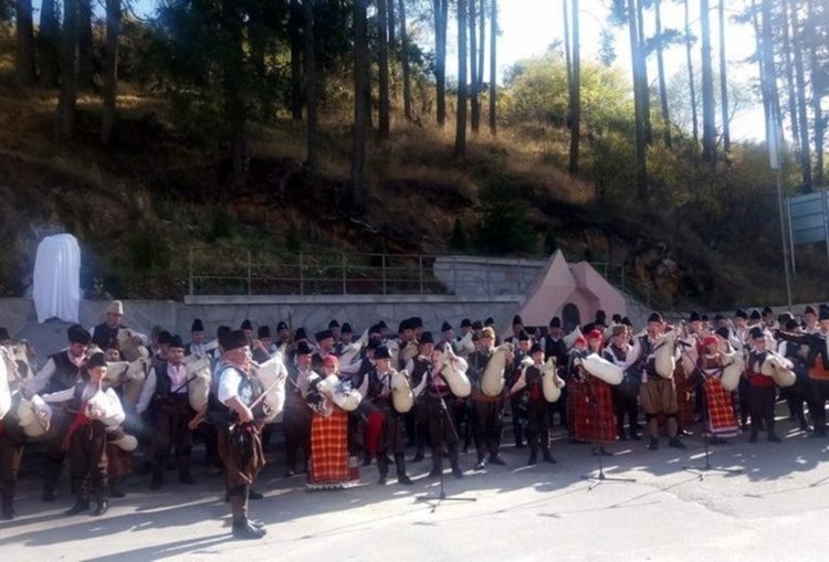 Стотици гайди огласят първия Национален събор на гайдата „Апостол Кисьов“ в Стойките