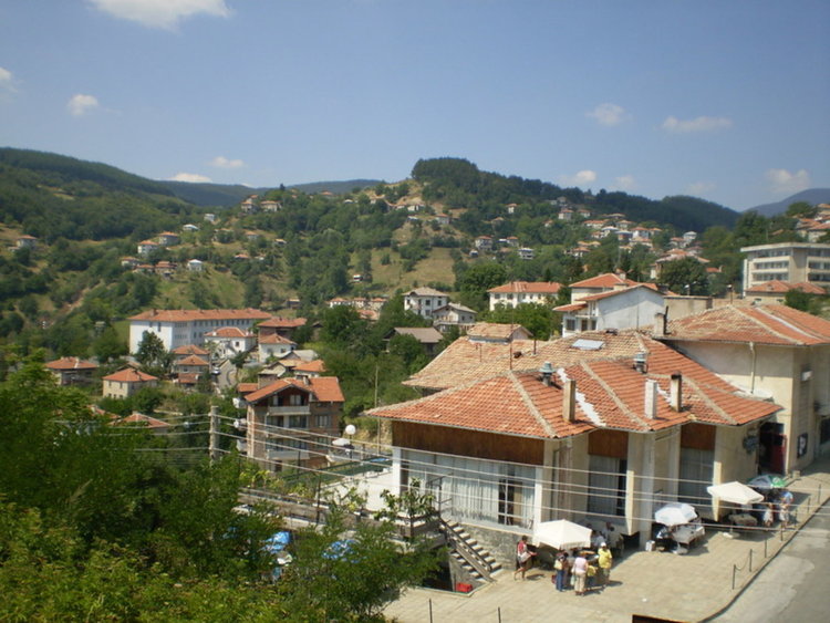 С дарения от църква, джамия и местното население, родопско село реши проблема с гробищата