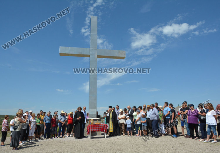 10-метров кръст отразява слънцето по изгрев и залез край Гарваново