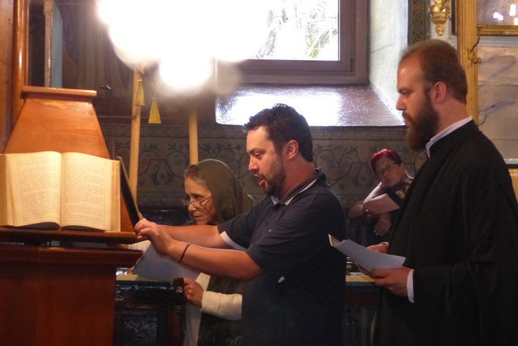 Църковен хор, оперен певец и десетки миряни в храма в Устово за празника на Богородица 