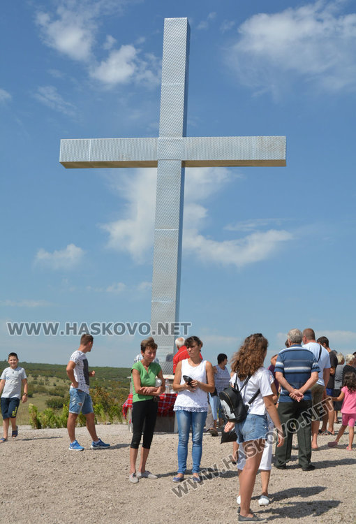 10-метров кръст отразява слънцето по изгрев и залез край Гарваново